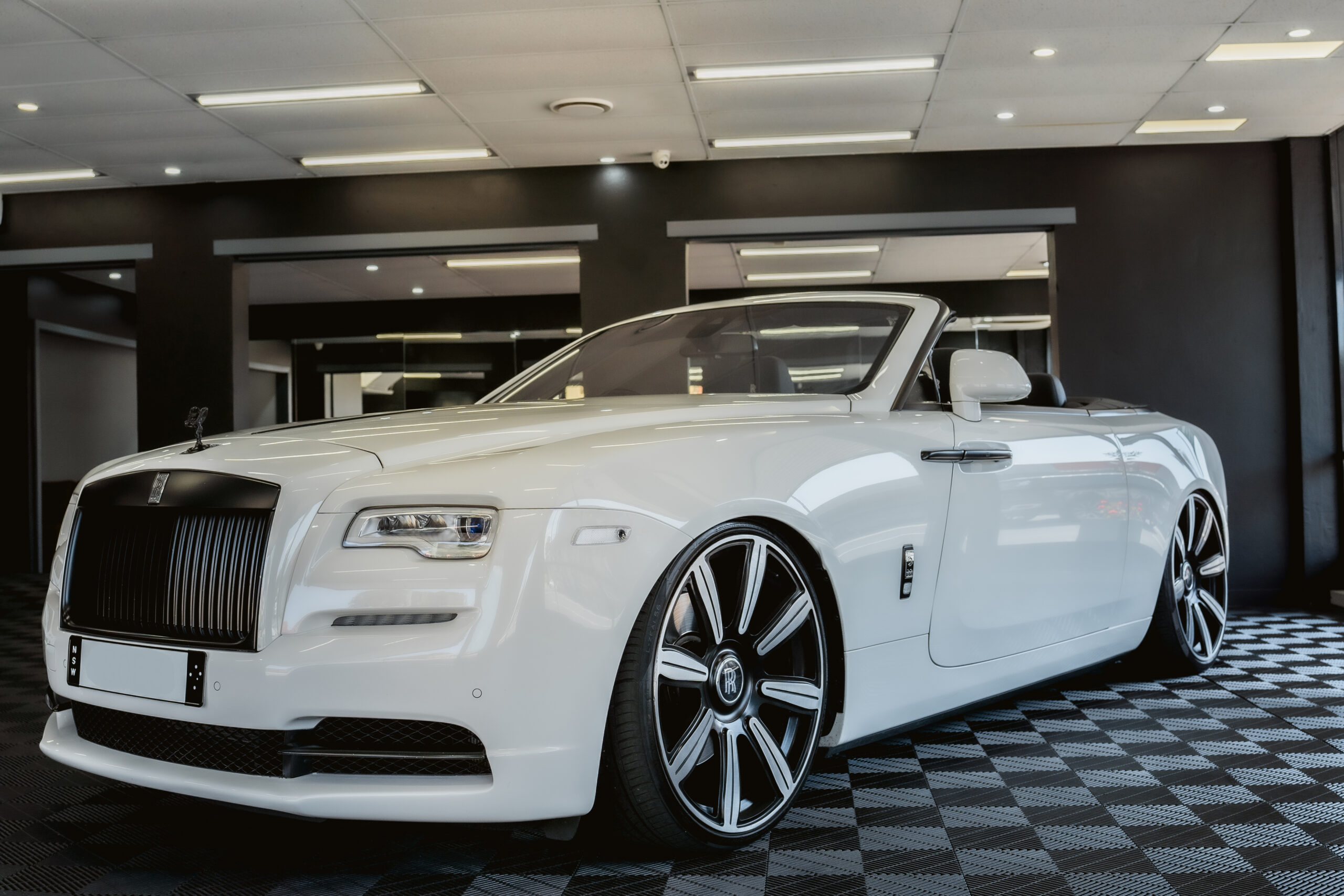 ROLLS ROYCE DAWN CONVERTIBLE – WHITE/Black