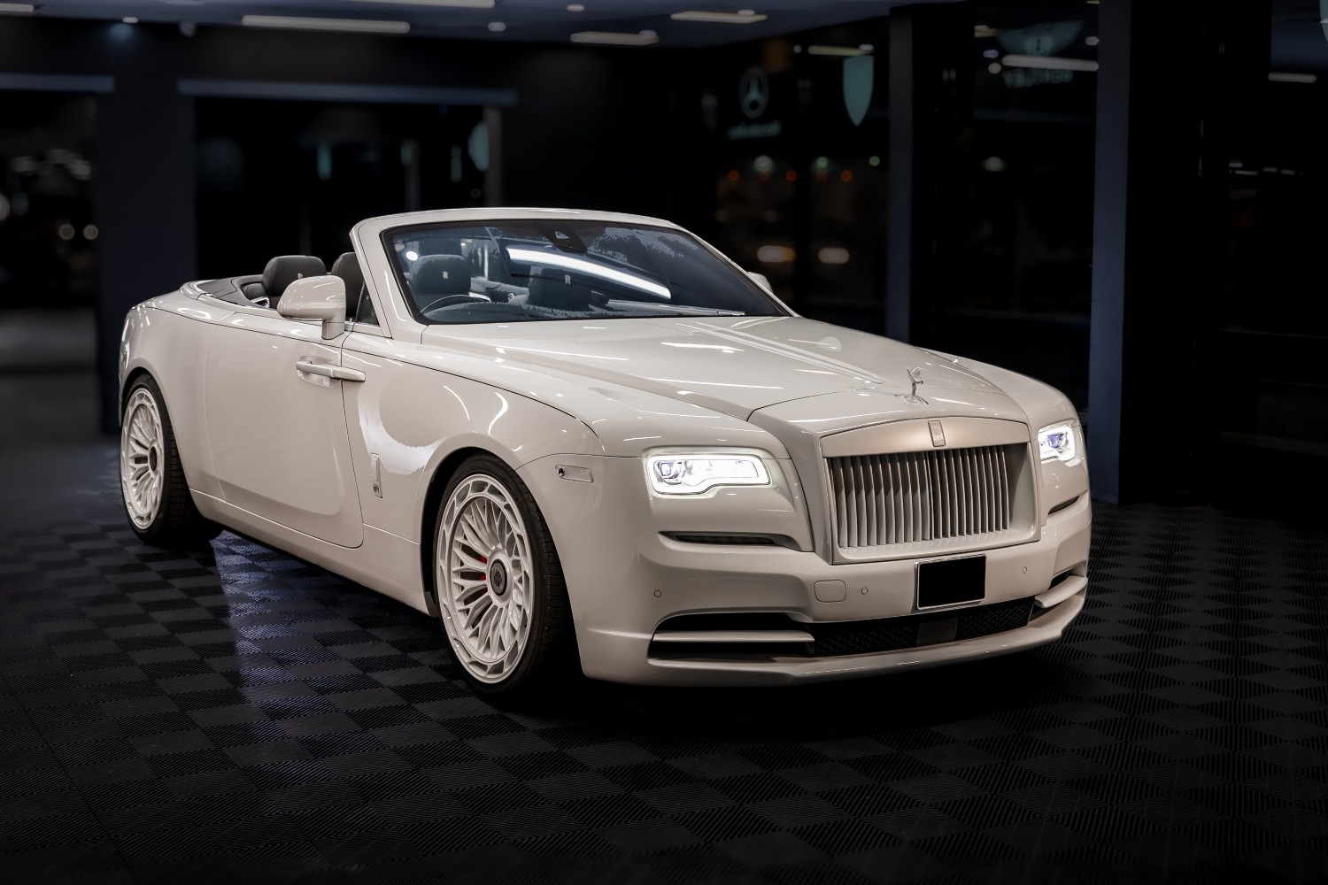 ROLLS ROYCE DAWN CONVERTIBLE – WHITE/White